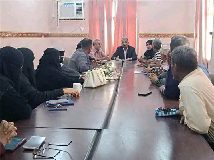 مدير إدارة التربية والتعليم بالمعلا يلتقي بموظفي الإدارة بالمديرية