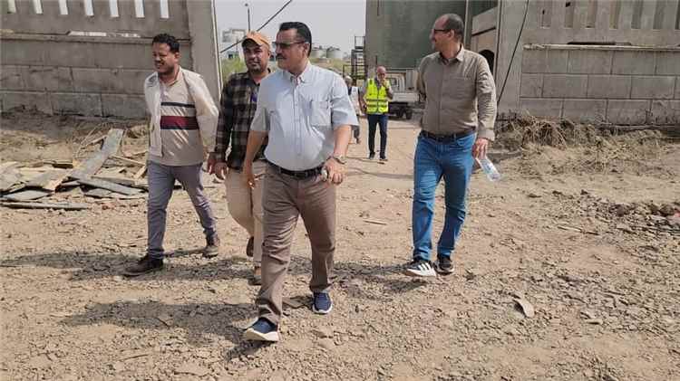 أخبار عدن - الداؤودي وباخبيرة يطلعان على المساحة المخصصة لإنشاء محطة لتحلية مياه البحر بعد