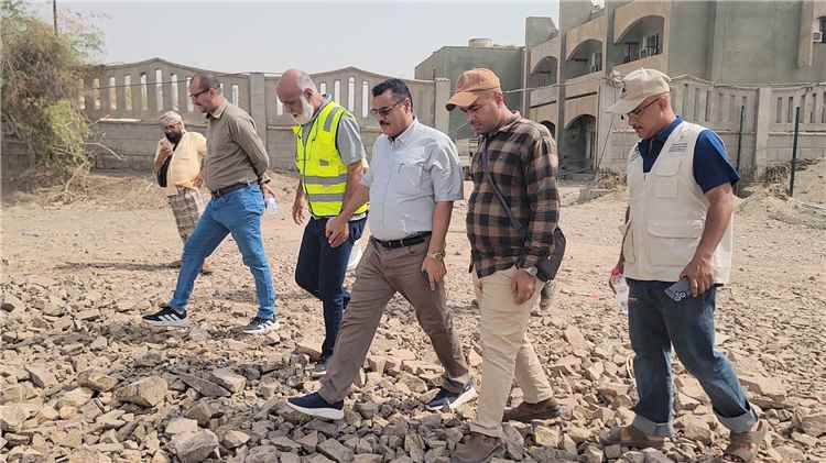 أخبار عدن - الداؤودي وباخبيرة يطلعان على المساحة المخصصة لإنشاء محطة لتحلية مياه البحر بعد