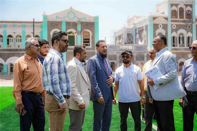 اخبار عدن – المحافظ عبد الرحمن شيخ يتفقد تقدم العمل في مديرية صيرة