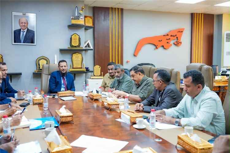 اخبار عدن – المحافظ عبدالرحمن شيخ يقود اجتماعًا لمناقشة آثار التصعيد الحوثي واستعدادات تعزيز الاستقرار.