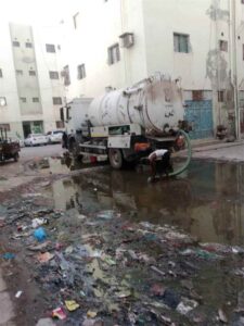اخبار عدن – بناءً على توجيهات هاني اليزيدي.. حل مشكلة انسداد وطفح مياه الصرف الصحي في المدينة التقنية