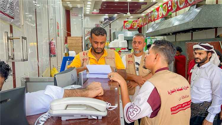 بإشراف مدير عام صيرة .. حملة لضبط أسعار الأسواق بالمديرية