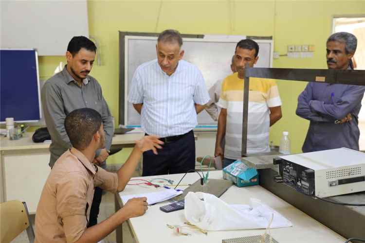 مدير عام مكتب التعليم الفني بعدن يتفقد سير الامتحانات وأقسام المعهد الوطني للتقنيين والمدربين