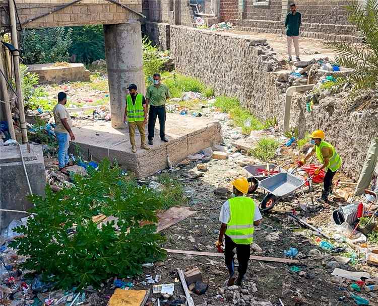 سالمين وبن جرادي يطلعان على سير حملة تنظيف مجرى السيل بمنطقة مجمع البنوك في مديرية صيرة بعدن