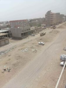 اخبار عدن – سكان بلوك 12 يطلبون من محافظ عدن ومدير الشيخ عثمان إزالة تلال الأتربة من الطريق