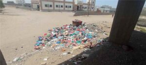 اخبار عدن – سكان حي الشهداء في الممدارة يدعاون بإزالة أكوام القمامة وإنهاء معاناتهم من التلوث