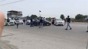 اخبار عدن – طلاب كلية من جامعة عدن يحتفلون بنهاية السنة الدراسية بإغلاق طريق الحسوة