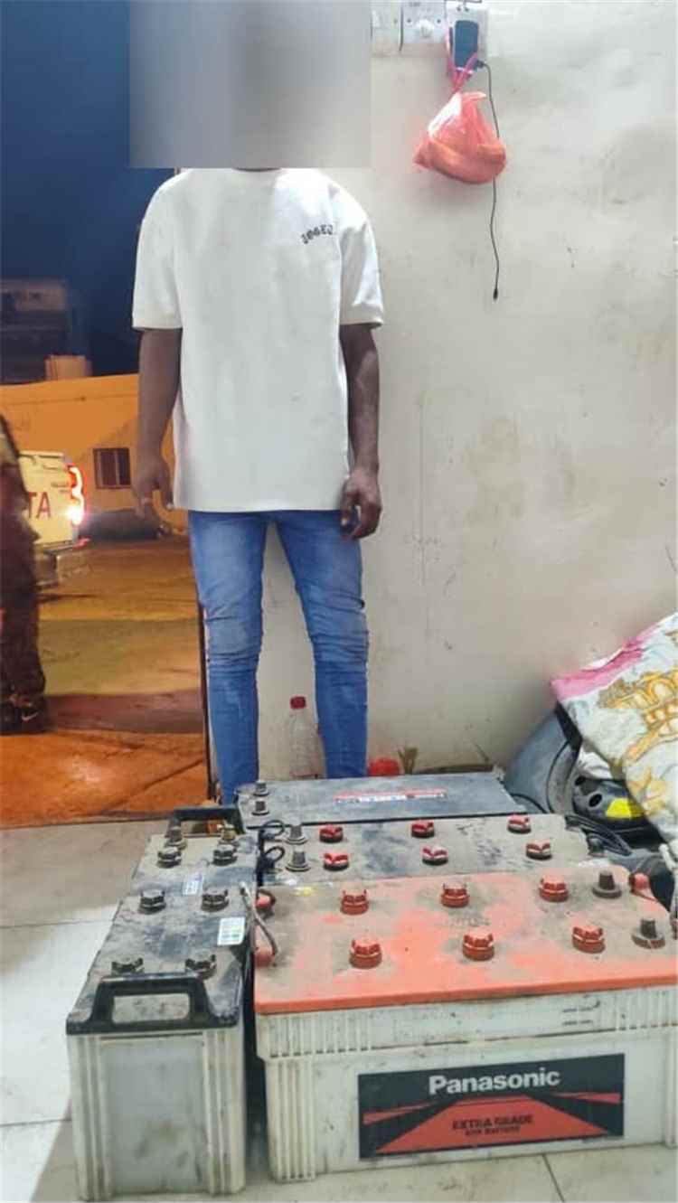 شرطة المعلا تطيح بسارق بطاريات المركبات