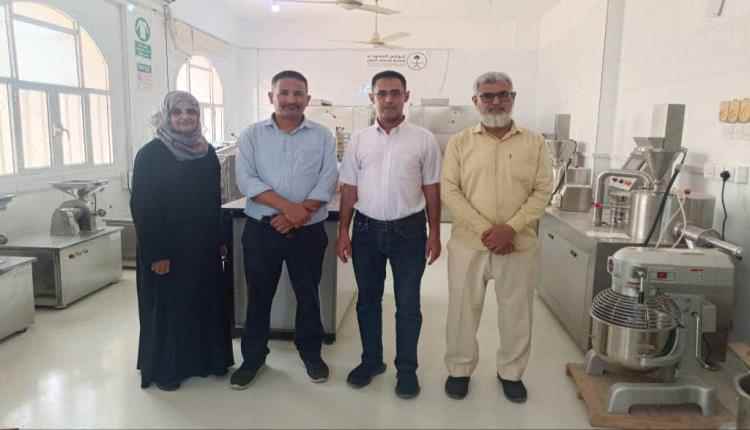 اخبار عدن – كلية الصيدلة في جامعة عدن تناقش سبل تعزيز التعاون مع مصنع الأدوية الحديثة وتنشيط المعمل