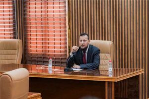 اخبار عدن – محافظ عدن يترأس اجتماعًا شاملاً لمراجعة سير الخدمات واستعدادات مواجهة المنخفض الجوي