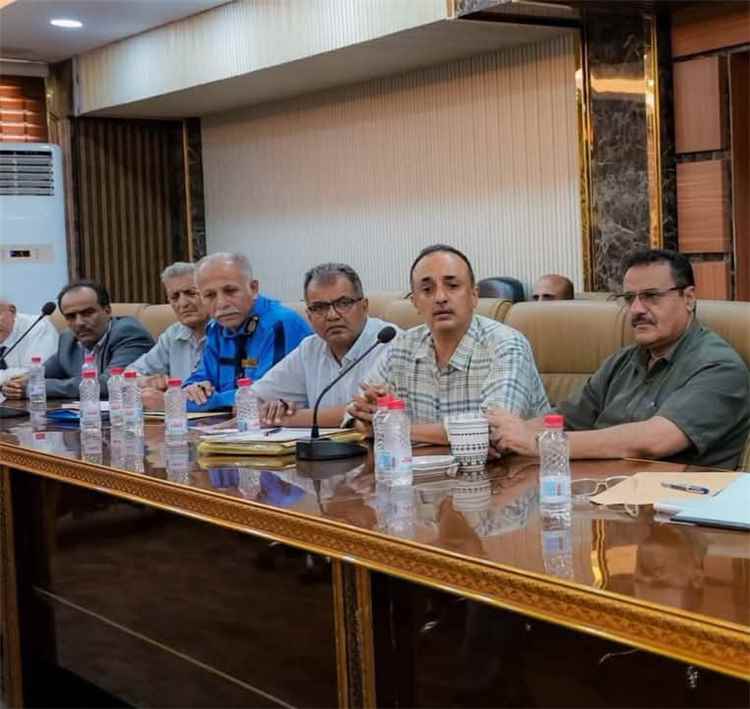 مدير عام المعلا يشارك في اجتماع برئاسة محافظ عدن لمناقشة القضايا الخدمية والاستعدادات لمواجهة المنخفض الجوي