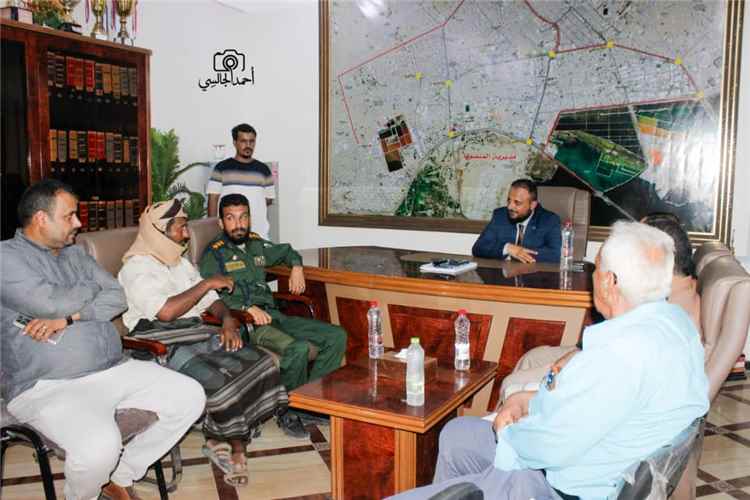 اخبار عدن – مدير عام المنصورة يجتمع بأعضاء المجلس التنفيذي ويشدد على أهمية تحسين الأداء المؤسسي