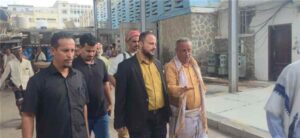 اخبار عدن – مدير عام المنصورة يقوم بجولة في سوق الأسماك ويوجه بإكمال تأهيله ومعالجة الملاحظات.
