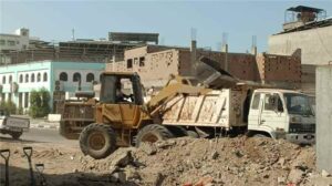 اخبار عدن – مواصلة جهود تنظيف مجاري مياه الأمطار وإزالة النفايات في المنصورة تحضيراً للمنخفضات الجوية