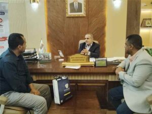 اخبار عدن – وزير الرعاية الطبية السنةة والسكان يجتمع مع مدير مكتب الرعاية الطبية في مديرية رصد، الدكتور صلاح الجره.