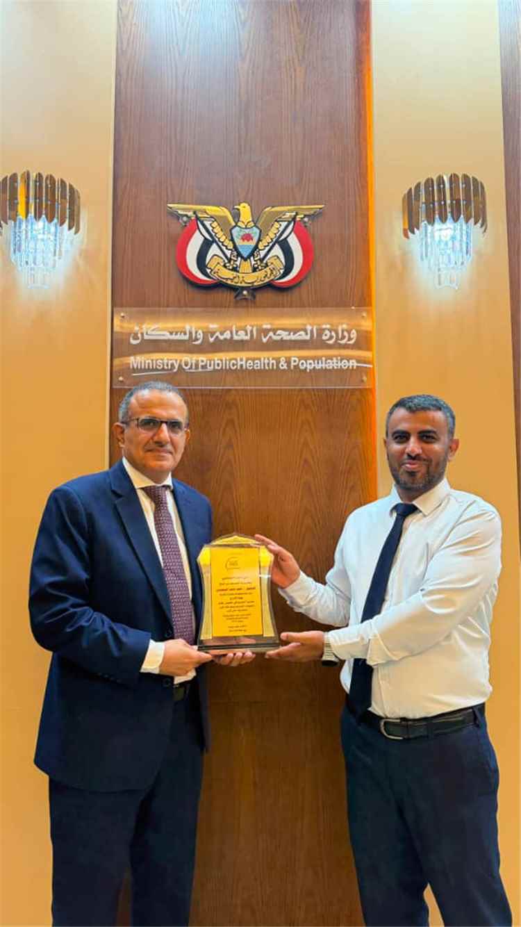 اخبار عدن – وزير الرعاية الطبية يمنح الدكتور أحمد ناصر السعيدي جائزة التميز المؤسسي.