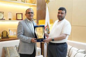 اخبار عدن – وزير الرعاية الطبية يمنح مدير مستشفى كرى السنة جائزة الريادة في الإدارة الصحية