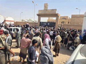 اخبار وردت الآن – احتجاج جماهيري في عتق يرفض إطلاق سراح مدانين بالتطرف ضمن صفقة تبادل الأسرى