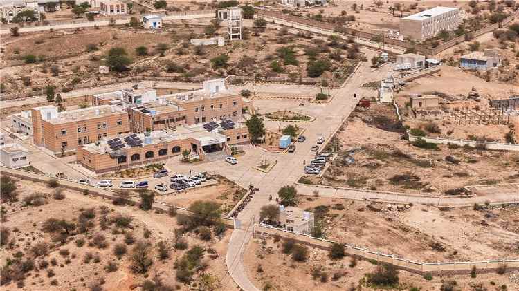 بتوجيهات المحافظ القبّة..  ربط وتشغيل هيئة مستشفى الضالع عبر خط الكهرباء الساخن
