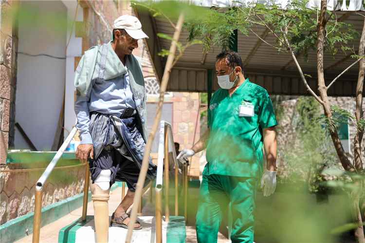 مركز الأطراف الصناعية بتعز يقدم خدماته الطبية لـ (576) مستفيدًا خلال يونيو الماضي