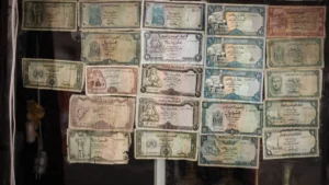 عاجل: فجوة مدهشة في اليمن… سعر الدولار يبلغ 533 ريالاً في صنعاء بينما يقترب من 1562 في عدن – انقسام مصرفي يساهم في خلق “دولتين اقتصاديتين”!