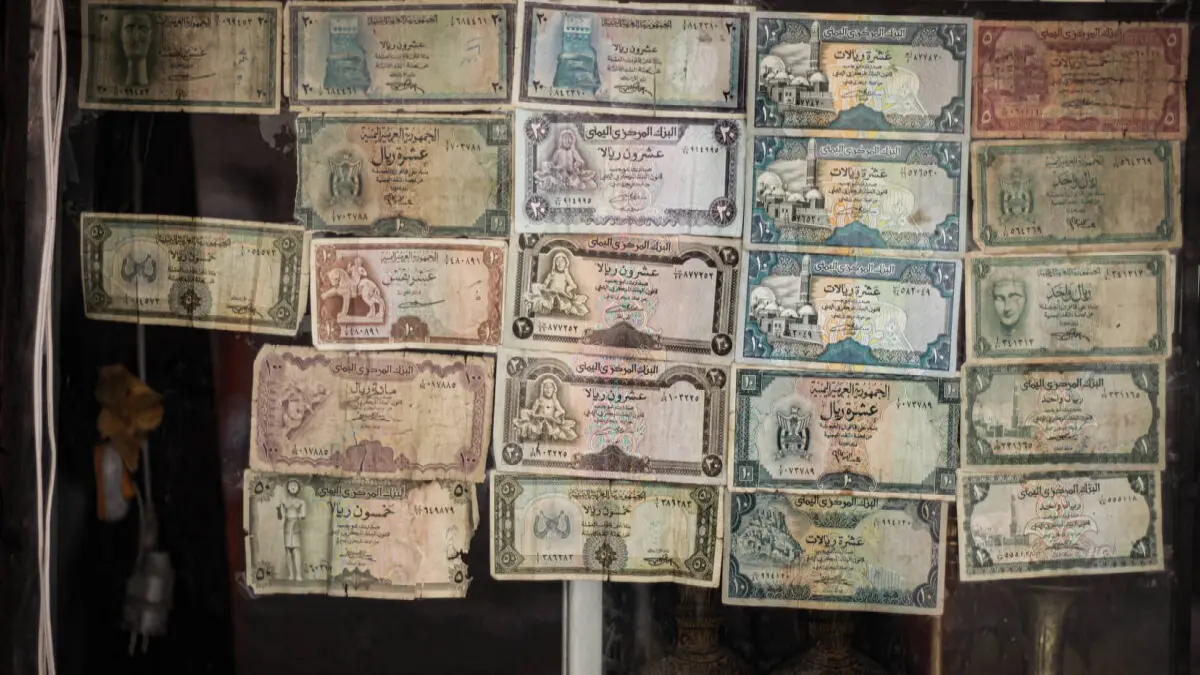 عاجل: فجوة صادمة في اليمن… سعر الدولار في صنعاء 533 ريالاً بينما يقترب في عدن من 1562 - انقسام مصرفي يخلق "دولتين اقتصاديتين"!