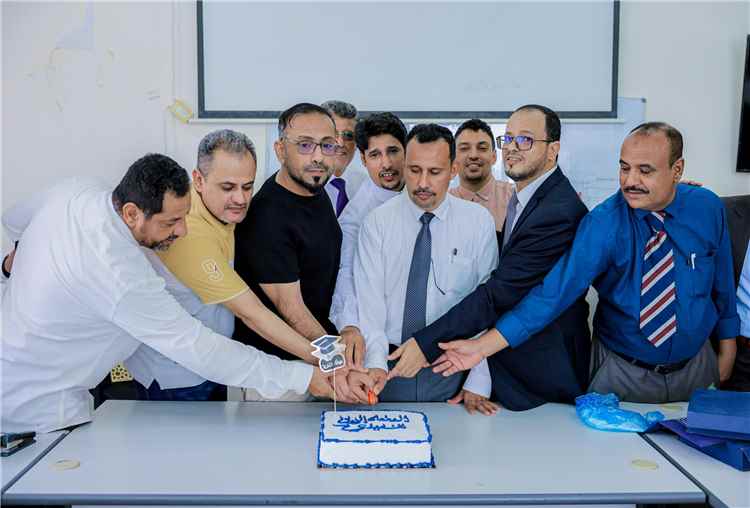 كلية العلوم الإدارية بجامعة عدن تحتفي بأول دفعة في برنامج دكتوراه إدارة الأعمال التنفيذي