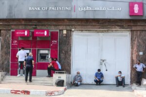 غزة: تجميد الحسابات المصرفية يعقّد حياة الفلسطينيين – شاشوف