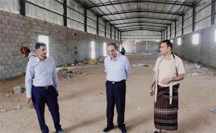 محافظات اليمن – الأمين السنة يراجع تقدم مشروع قاعات وورش كلية المواطنون في شبوة