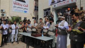 مستجدات وردت الآن – موظفو مستشفى كرى يحتفلون بمديرهم السنة بعد حصوله على درع الريادة كأفضل مدير.