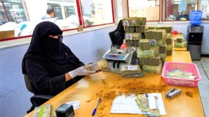 مفاجئ: تحويلات المغتربين تختفي أمام أنظار العائلات اليمنية… خبير اقتصادي يحذر من “منعطف حرج”!