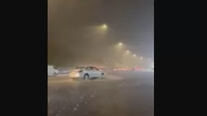 أخبار وتقارير – أمطار غزيرة تجتاح مكة المكرمة وتحذر الأرصاد من المزيد