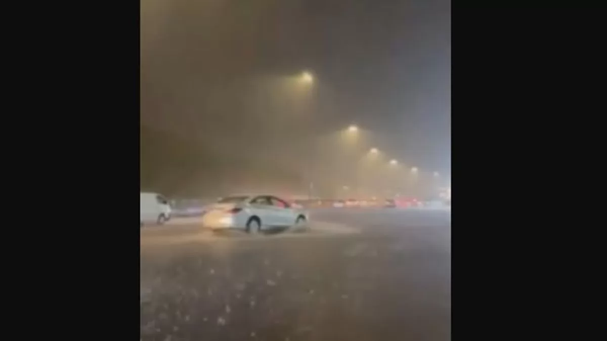 أخبار وتقارير – أمطار غزيرة تجتاح مكة المكرمة وتحذر الأرصاد من المزيد