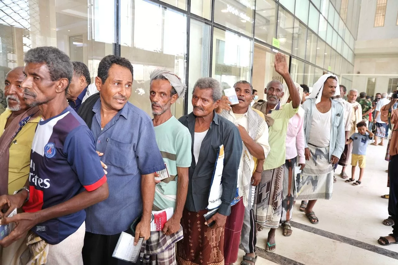 اخبار اليمن – تدشين صرف مستحقات 34 ألفاً من العسكريين والأمنيين المُبعدين بالمحافظات الجنوبية