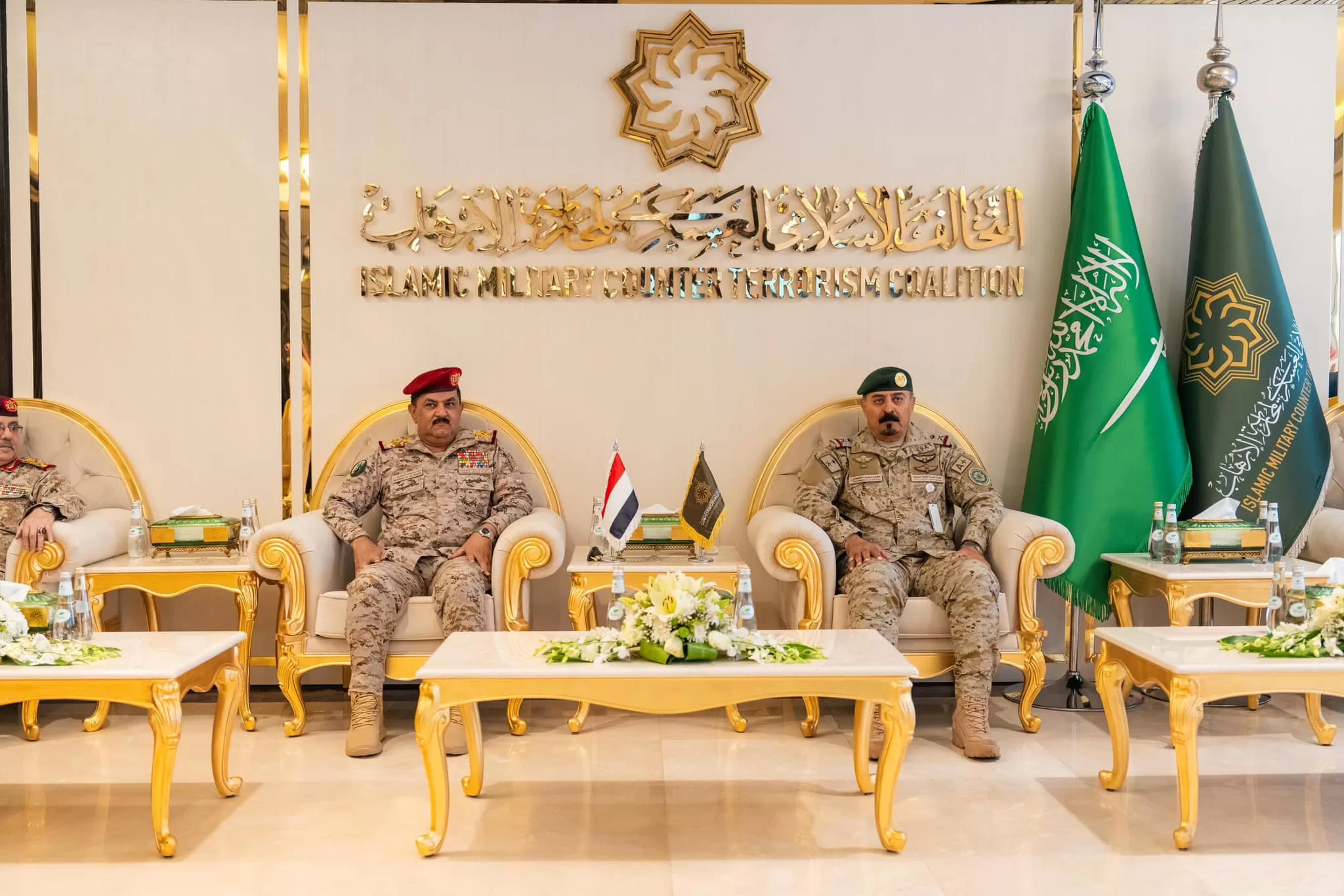 اخبار اليمن اليوم – وزير الدفاع اليمني يبحث مع أمين عام التحالف الإسلامي تعزيز التعاون في مكافحة الإرهاب