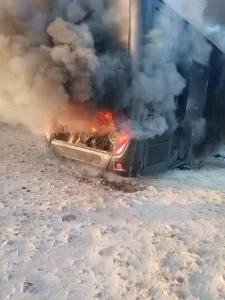 اخبار اليمن اليوم – قصة حريق يلتهم حافلة نقل جماعي في أبين وتفاصيل عن عشرات الناجيين