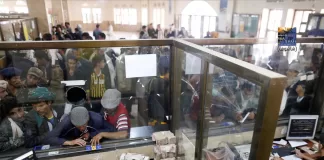 موظفو الدولة اليمنية يعيشون بلا رواتب منذ سنوات الانقسام الاقتصادي يزداد بين مناطق سيطرة عدن ومناطق سيطرة صنعاء بعد قرارات البنك المركزي اليمني في عدن بسحب تراخيص أكبر 6 بنوك يمنية والتي لم تستجب لنقل مقراتها الى عدن