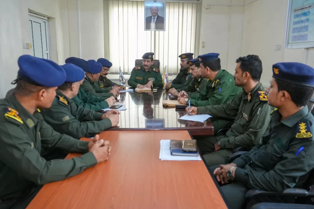 وزير الداخلية اليمني يترأس اجتماعًا لتقييم أداء الوزارة ويشدد على الانضباط الوظيفي في عدن
