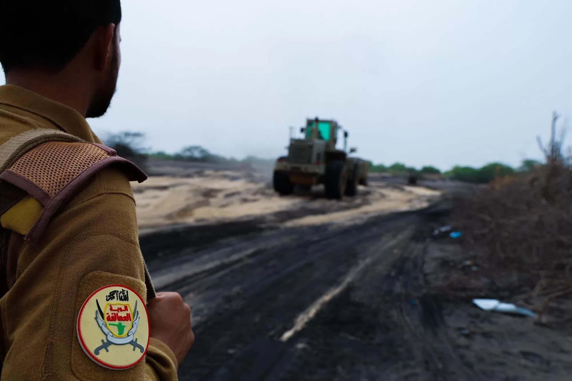 في عدن الآن.. حماية الطاقة الشمسية واجب وطني: حملة أمنية تتصدى لإحراق الإطارات قرب محطة الطاقة الشمسية