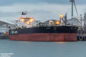 أخبار وتقارير – سفينة نفطية معرضة للغرق والتسرب قبالة الحديدة.. ما الذي حدث ؟!