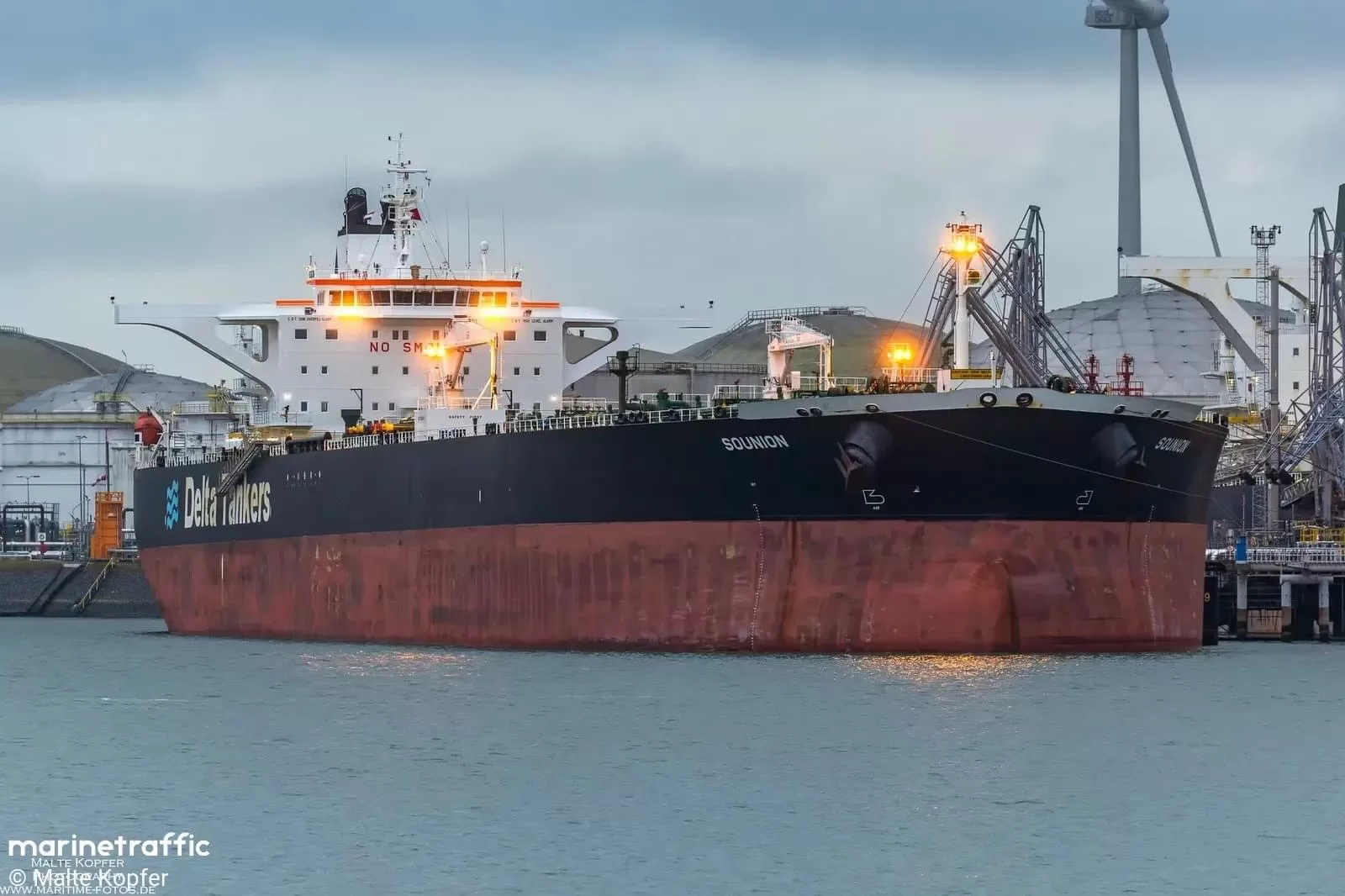 أخبار وتقارير – سفينة نفطية معرضة للغرق والتسرب قبالة الحديدة.. ما الذي حدث ؟!