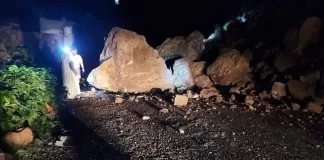 امطار غزيرة وسيول جارفة تسببت بانهيارات صخرية عنيفة جرفت قرية في مديرية ملحان راح ضحيتها العشرات من اليمنيين ابناء القرية بين قتيل ومفقود والمئات من الأبقار والأغنام