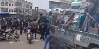 لحظة تجمهر قبائل رداع والسيطرة على آليات الجيش جوار السجن