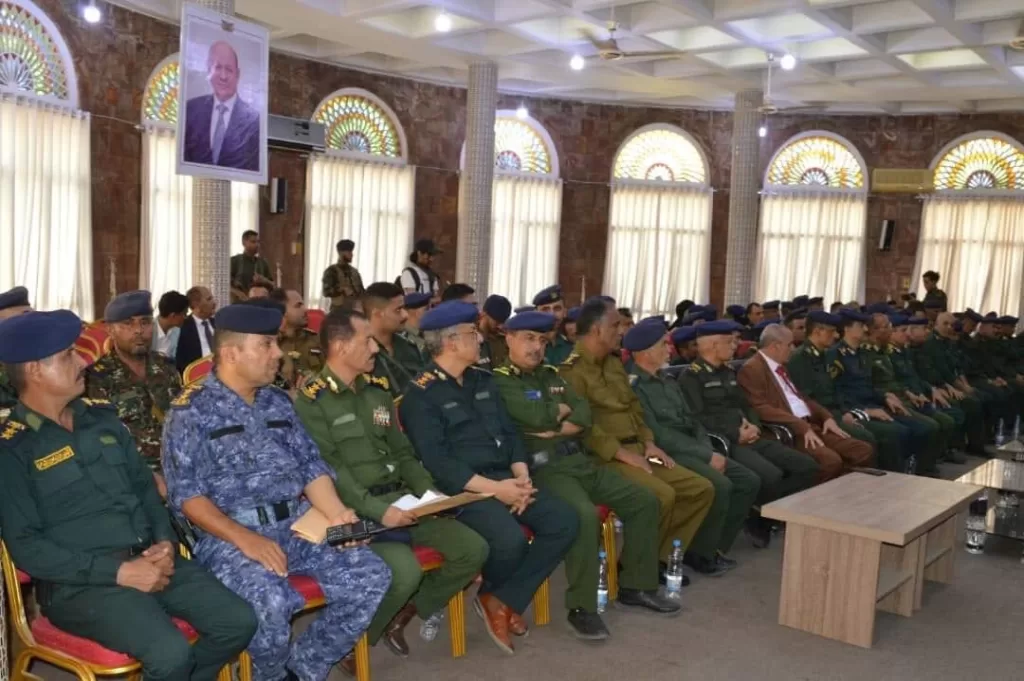 وزير الداخلية اليمني إبراهيم حيدان يلتقي بالقيادات الأمنية في محافظة تعز