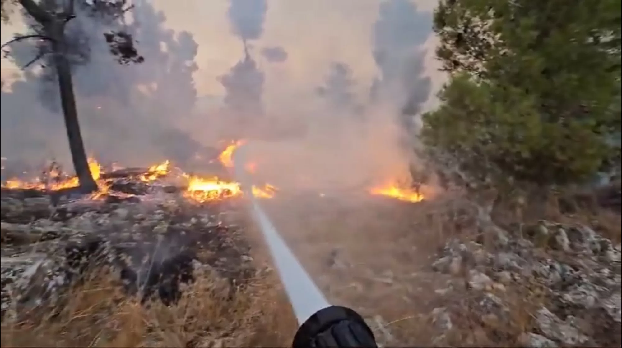 اخبار عاجلة – ملخص القصف المتواصل بين حزب الله وإسرائيل الان من صفد خلال ساعه بالفيديو