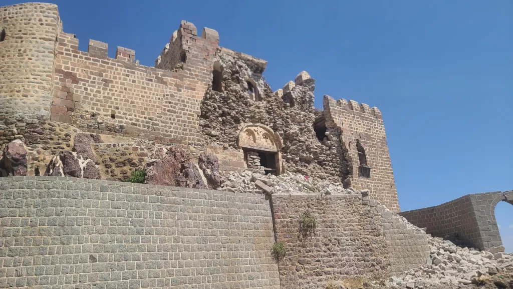 انهيارات في جدران قلعة القاهرة في محافظة تعز اليمنية بفعل الأمطار الغزيره