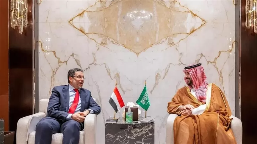 وزير الدفاع السعودي خالد بن سلمان ورئيس الوزراء اليمن أحمد عوض بن مبارك