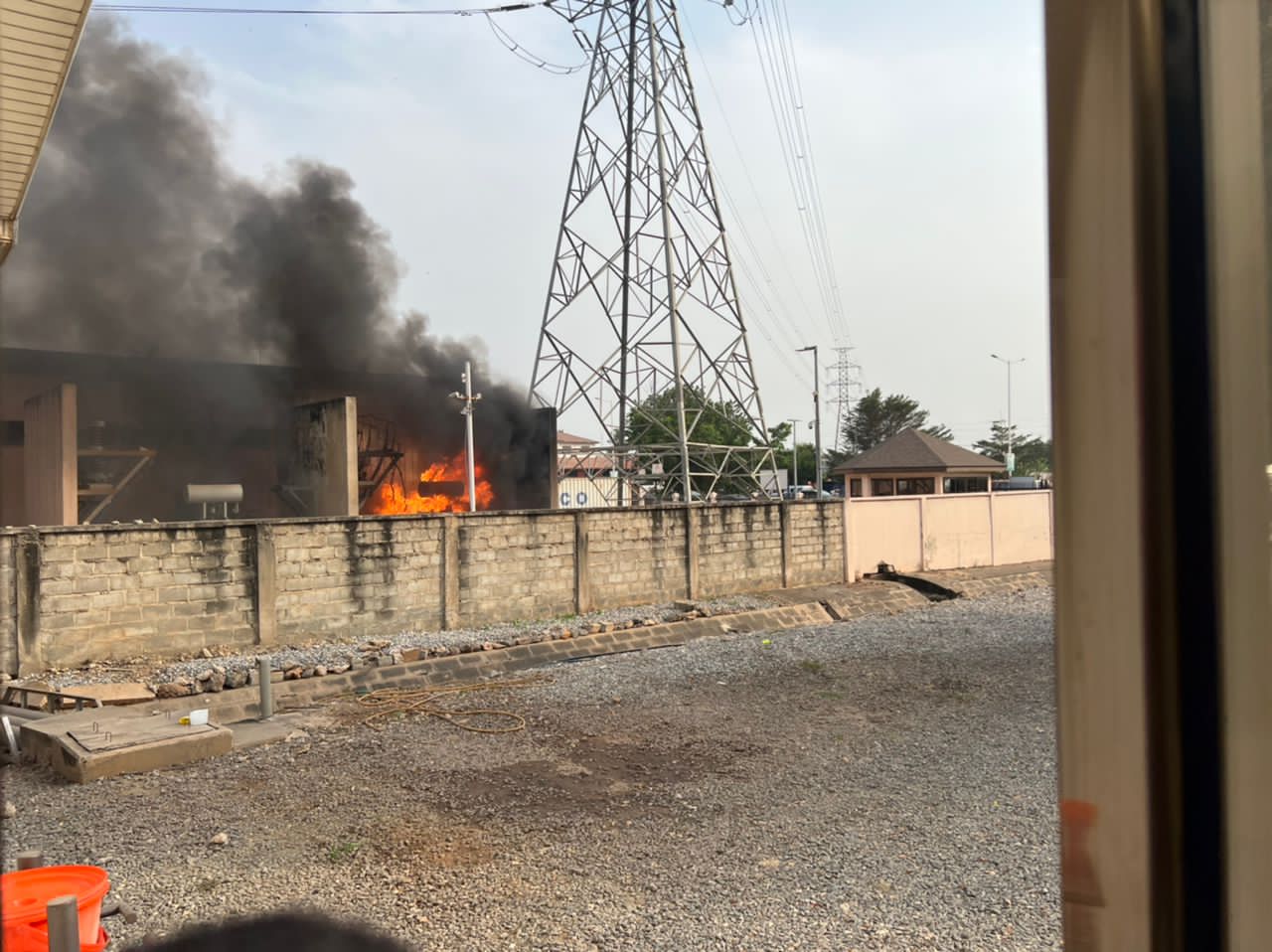 أخبار اليمن اليوم : انفجار دوائر نقل الكهرباء في عدن يؤدي إلى انقطاع التيار عن عدة مديريات